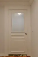 클래식 패널 도어 디테일이 돋보이는 펜트하우스